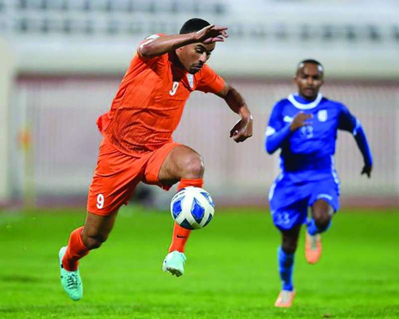 مهاجم كاظمة بندر بورسلي يتقدم بالكرة ولاعب الجهراء طلال الحجرف يلاحقه 