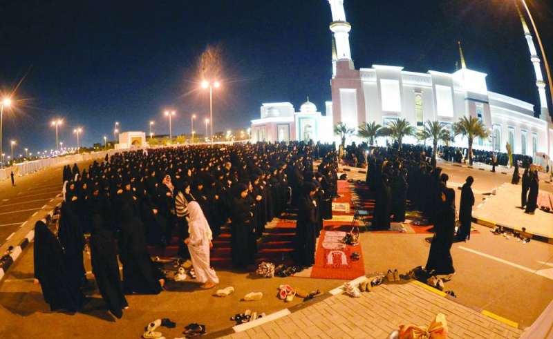 نساء يؤدين الصلاة خارج المسجد