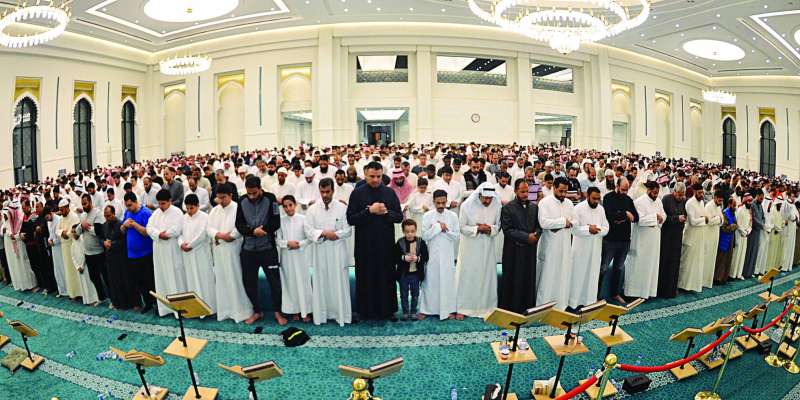 


مشاركون في أداء صلاة القيام في مسجد الغانم والخرافي	 (تصوير سعود سالم) 