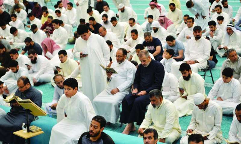 إقبال على المسجد من مختلف الأعمار 