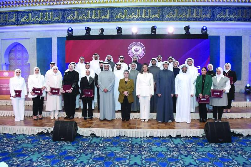 


الخريجون في صورة جماعية 