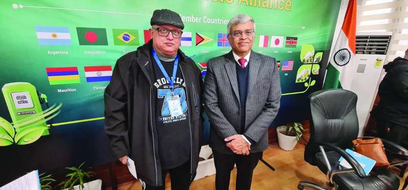 


بانكاج جين مع الزميل خالد الشرقاوي 