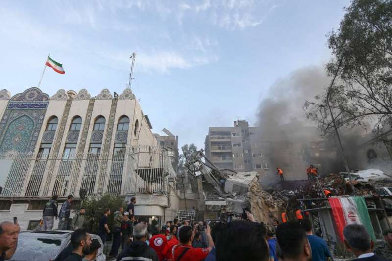الدخان يتصاعد من موقع الغارة الإسرائيلية في دمشق (رويترز)