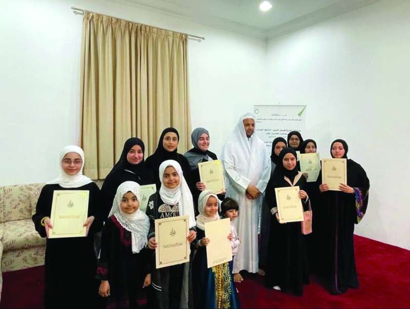 الفائزات عقب تسلّمهن شهاداتهن