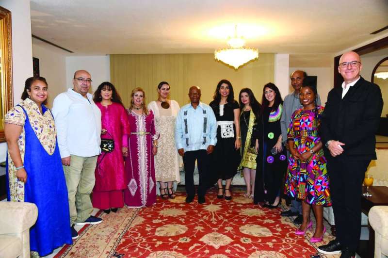 سفير جنوب أفريقيا مُتوسّطاً مُمَثّلي وسائل الإعلام