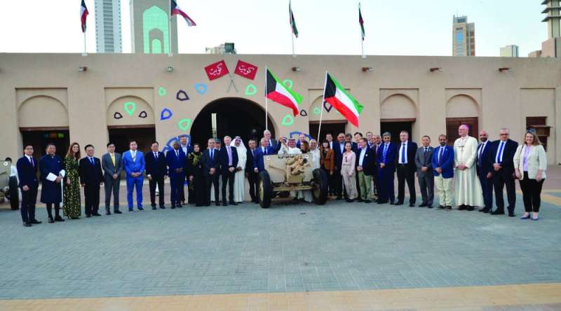 


السفراء والديبلوماسيون حول مدفع الإفطار في قصر نايف	 (تصوير سعود سالم) 