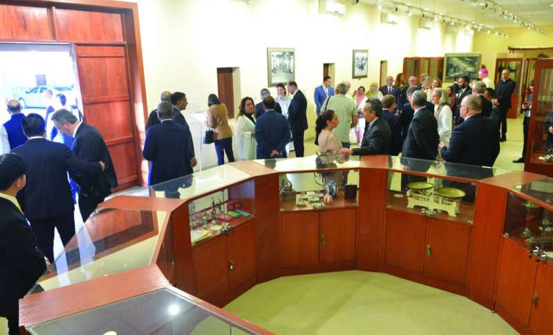 السفراء والديبلوماسيون خلال الجولة في قصر نايف 