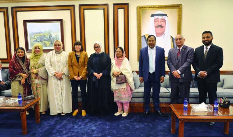 عدد من الديبلوماسيين في إحدى قاعات القصر 