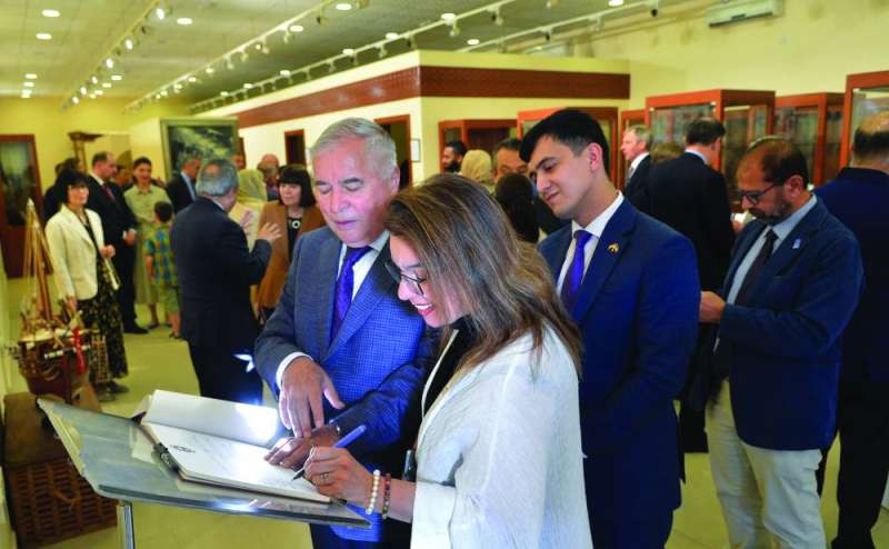 تدوين كلمة في سجل القصر للزائرين 