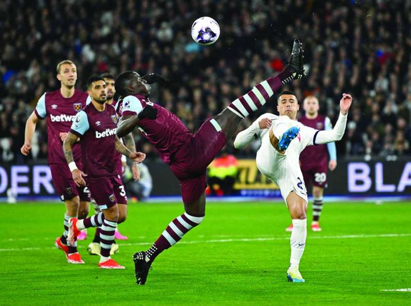 


صراع على الكرة بين بيدرو بورو وكورت زوما	 (رويترز) 