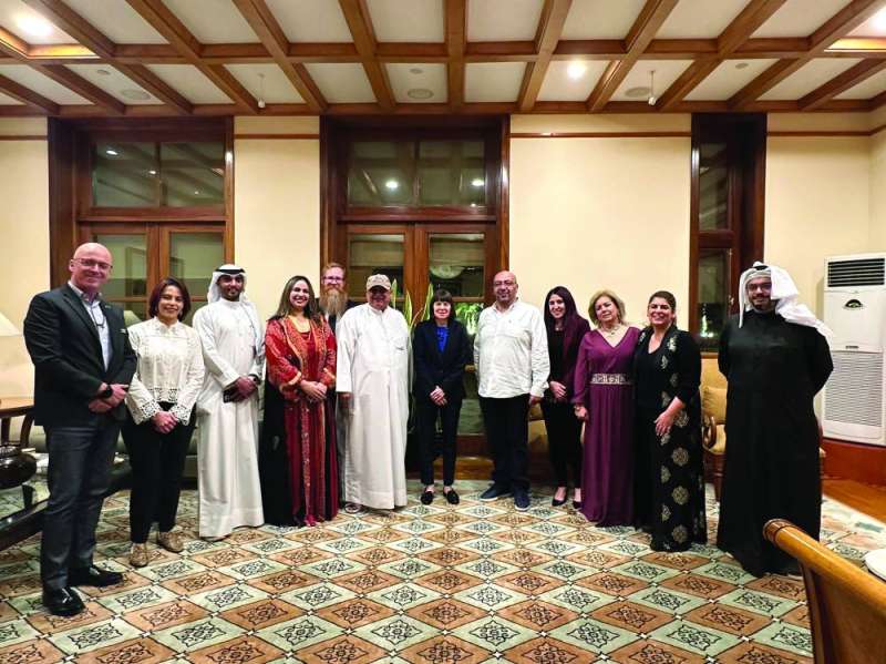 


السفيرة الأميركية تتوسط ممثلي وسائل الإعلام 