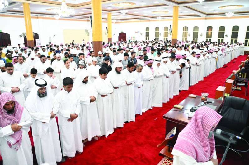 جانب من صلاة القيام بمسجد أبوبكر الصديق في «سعد العبدالله» 	(تصوير نايف العقلة) 