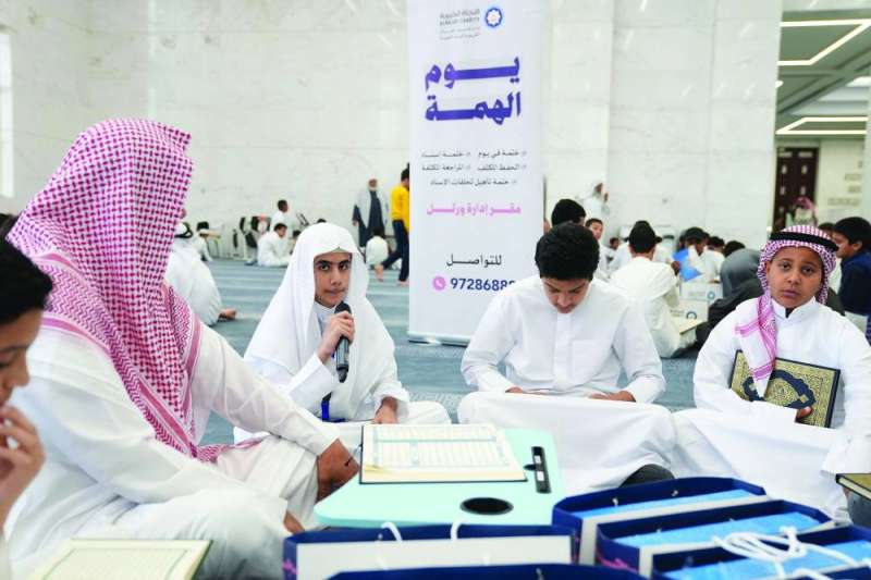 أحد الطلاب يُسمّع لشيخه