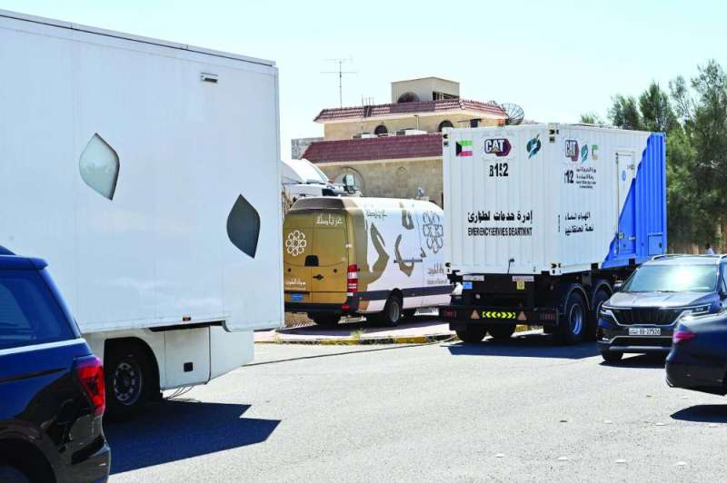 


أحد المولدات أمام لجنة من اللجان	(تصوير أسعد عبدالله) 