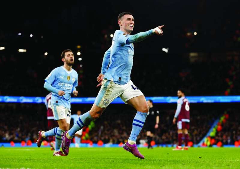 فيل فودن محتفلاً بهدفه الثالث في مرمى أستون فيلا 	(رويترز) 