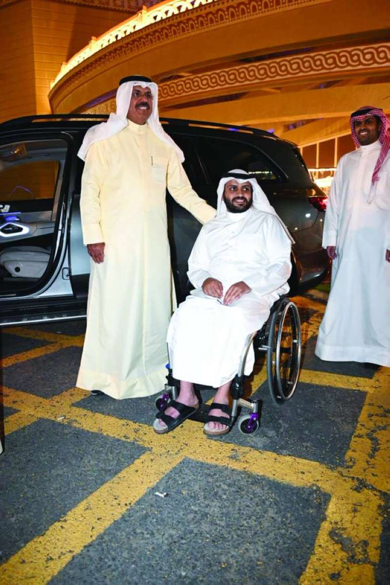 


الشيخ أحمد النواف مع أحد مرتادي المسجد 