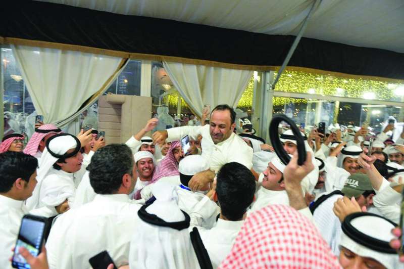 


 محمد الرقيب محمولاً من مهنئيه 