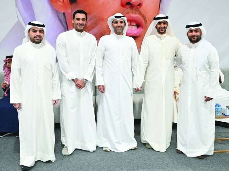 


العيسى مع عدد من أبناء الدائرة الثانية 