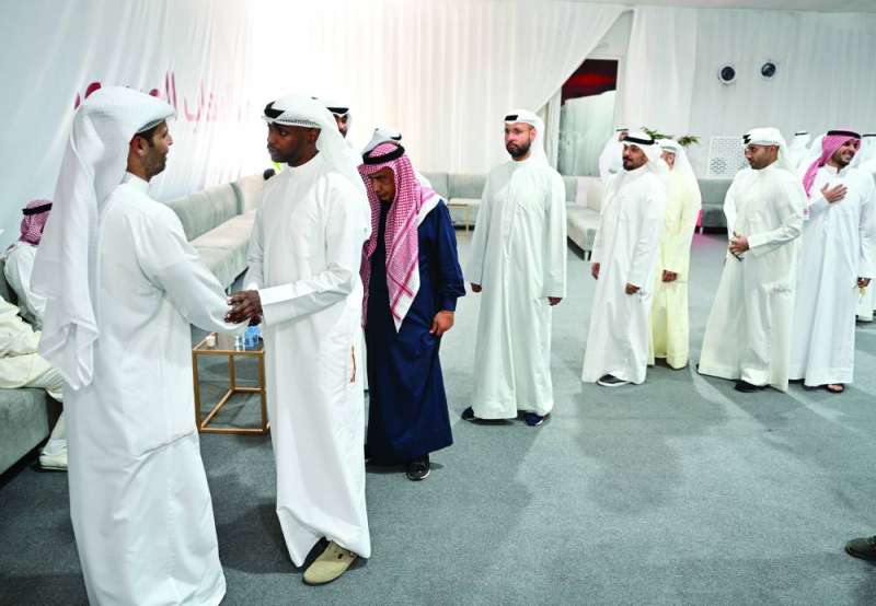 


 العيسى مرحباً بمهنئيه	 (تصوير أسعد عبدالله) 