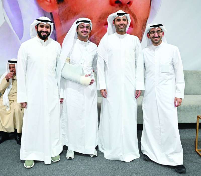 


العيسى وعدد من الشباب 