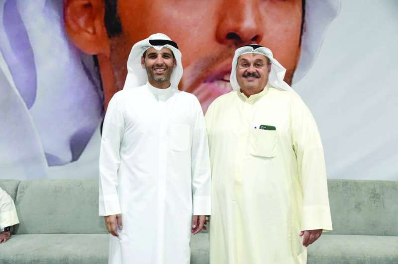 


العيسى خلال استقباله رئيس التحرير الزميل وليد الجاسم 