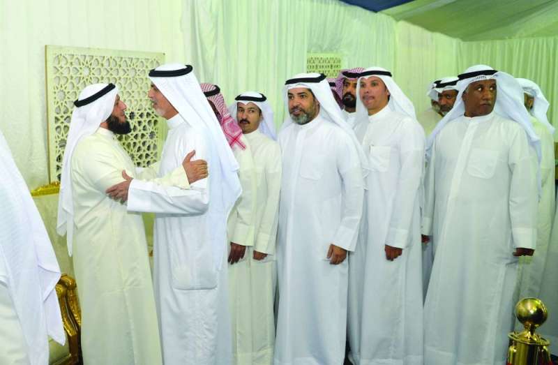 


العازمي مُستقبلاً المُهنّئين 