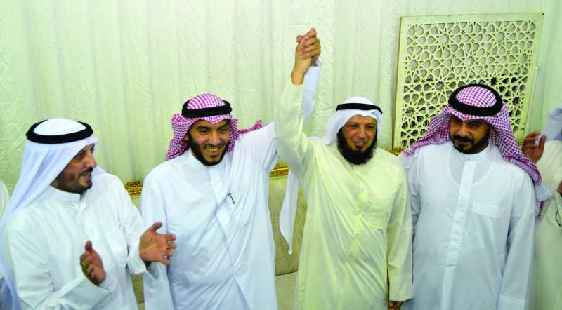 النائب فلاح الهاجري مُحتفلاً مع العازمي 	
(تصوير سعود سالم)