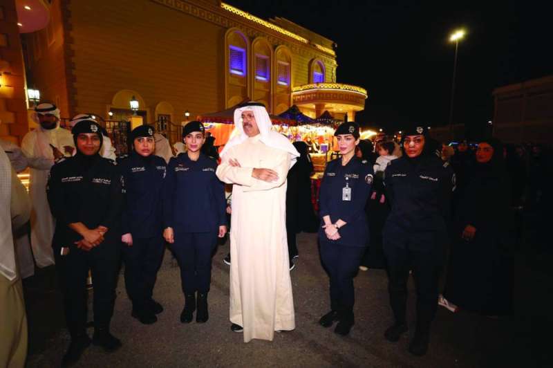 


النواف مُتوسّطاً عدداً من عناصر الشرطة النسائية 