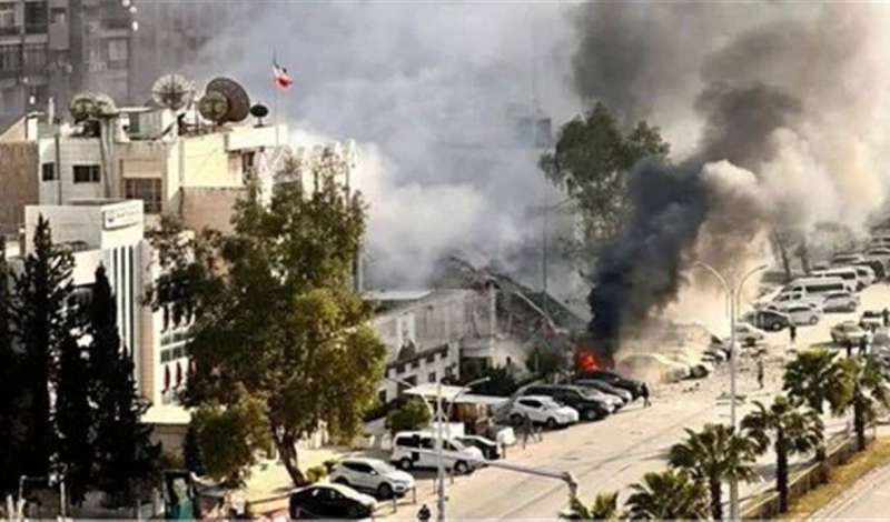 دخان متصاعد من مبنى القنصلية الإيرانية بعد الضربة الإسرائيلية في دمشق