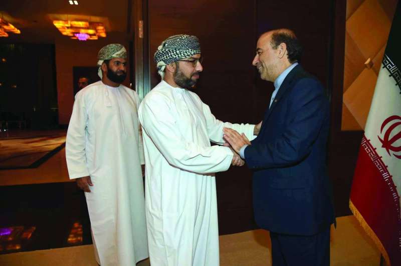 السفير الإيراني مستقبلاً السفير العماني 