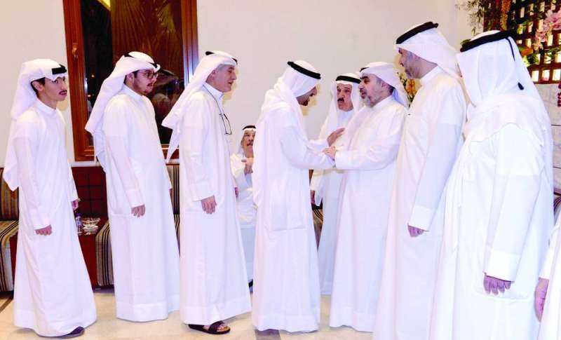 


محمد حيات يتلقّى التهاني 