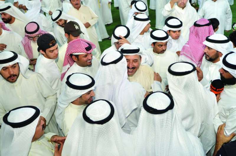 سعد الخنفور يتلقّى التهاني من أبناء دائرته	 (تصوير سعود سالم)