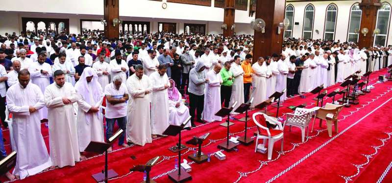 


المصلون داخل المسجد الكبير 