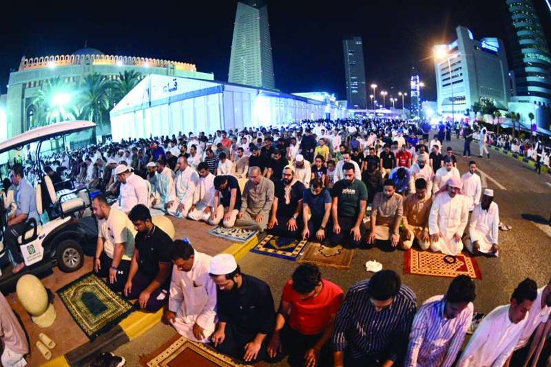 


مصلون في إحدى ساحات المسجد 