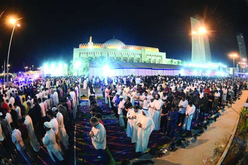 


مصلون في محيط المسجد الكبير بعد أن فاض بالمتهجدين	(تصوير نايف العقلة) 