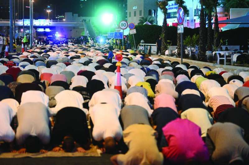 ساجدون لله تعالي