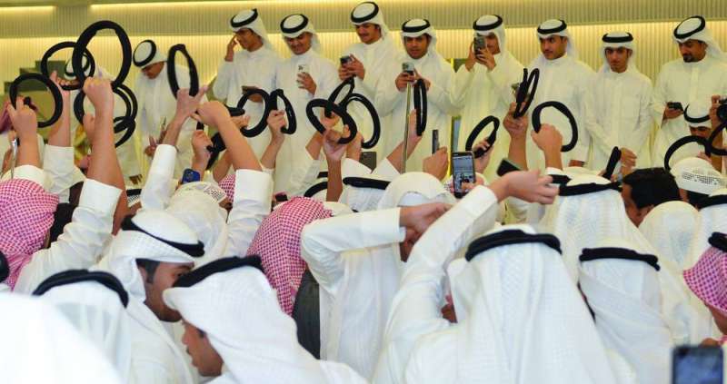 


رفع العقل من مؤيدي المويزري خلال الحفل 