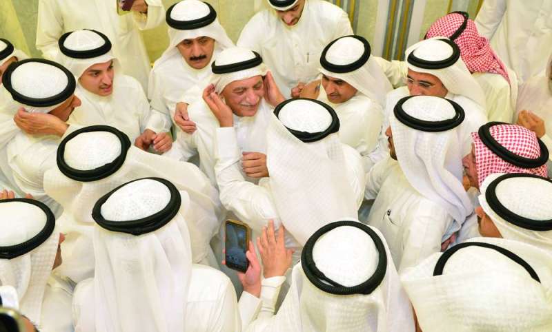 


المويزري متلقياً التهاني من مؤيديه خلال الاستقبال الحاشد 	(تصوير سعود سالم) 