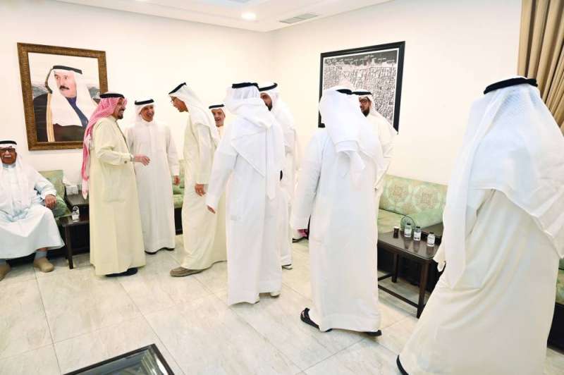 


مهلهل المضف مرحباً بمهنئيه 	(تصوير أسعد عبدالله) 