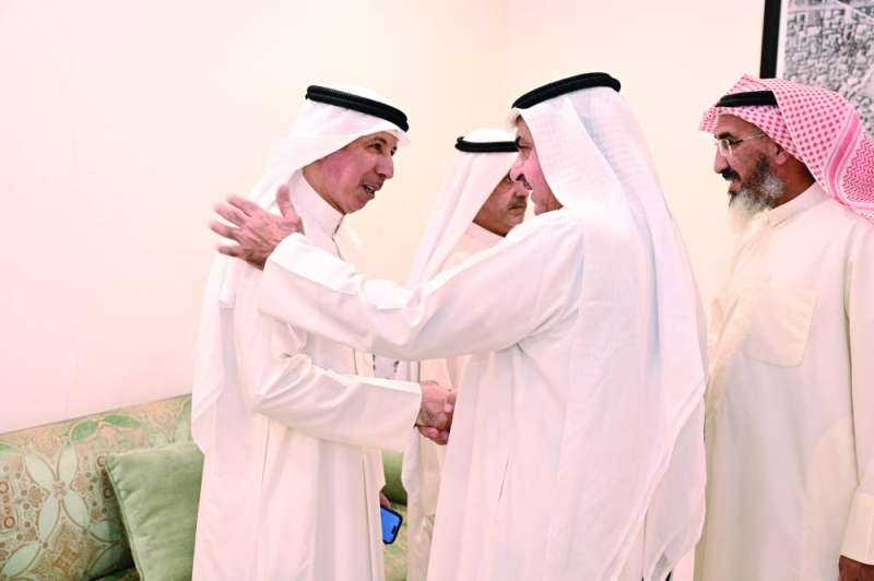 


المضف متلقياً التهاني 