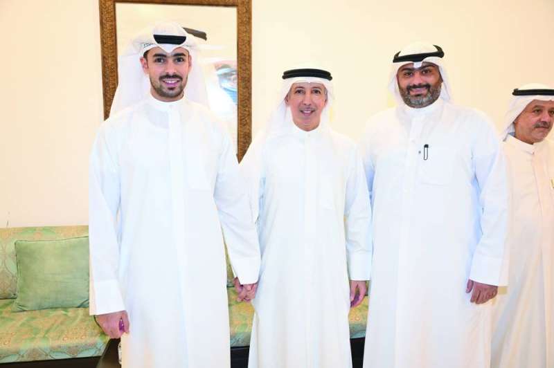 


... ومتوسطاً بعض المهنئين 