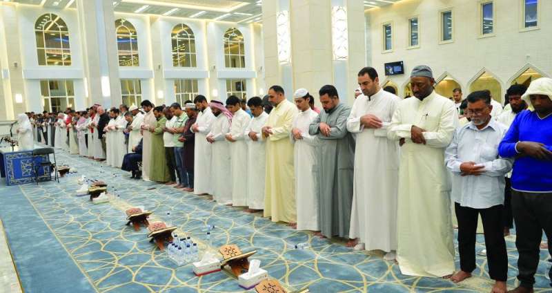 مصلون يؤدون صلاة القيام في مسجد هيف الحجرف (تصوير سعود سالم)