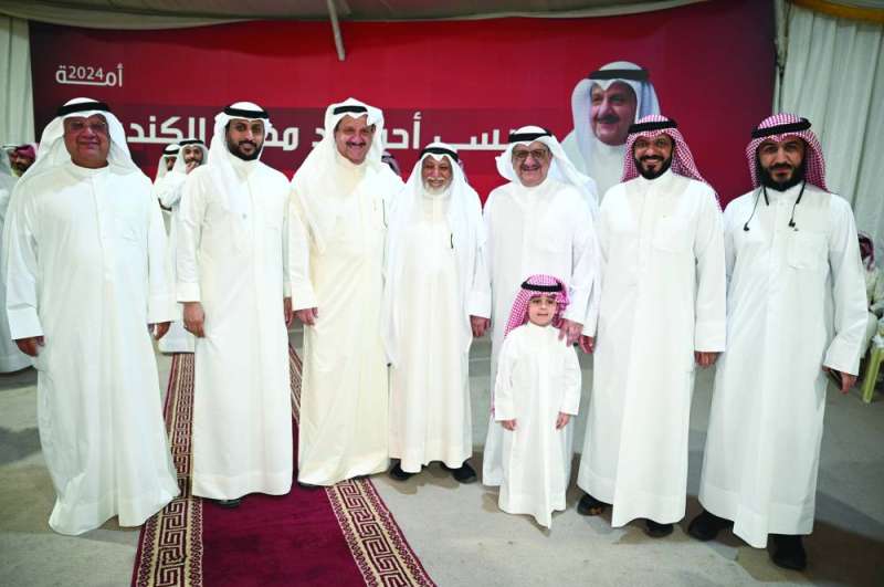 الكندري متوسطاً عدداً من المهنئين