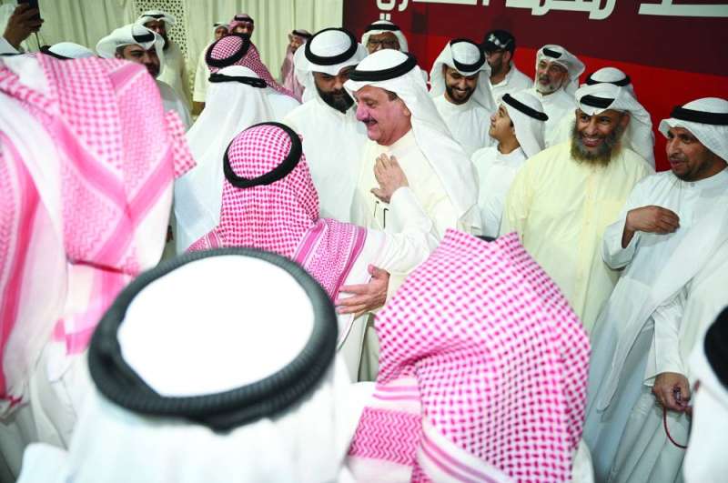 


الكندري وسط مهنئيه       	     (تصوير نايف العقلة) 