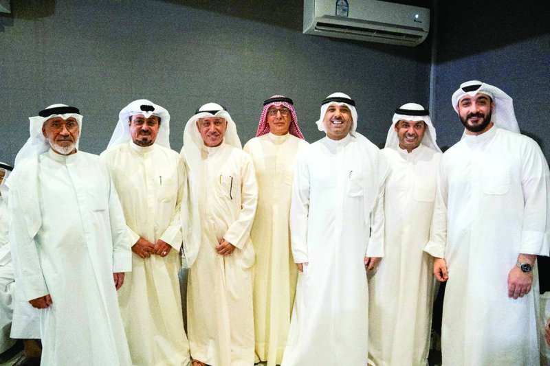 البحراني متوسطاً عدداً من المهنئين