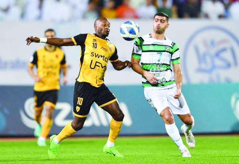 صراع على الكرة بين بدر طارق وابراهيما تانديا 