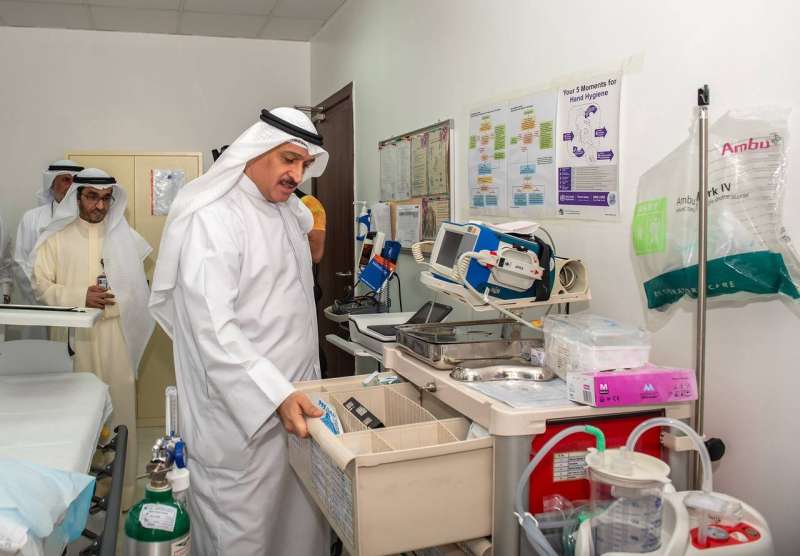 وزير الصحة يقوم بجولة في عيادات المركز