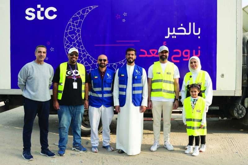 فريق زاجل التطوعي و فريق العلاقات العامة و سفراء «stc» خلال توزيع وجبات الافطار