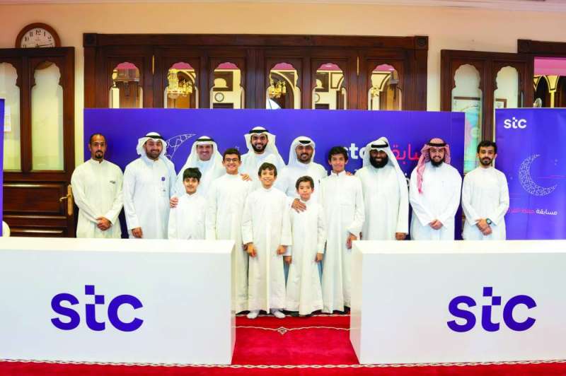 


الشيخ الدمخي متوسطاً المشاركين في المسابقة وفريق عمل «stc» 