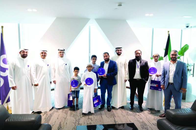 


الرئيس التنفيذي معتز الضراب والشيخ عمر الدمخي يكرّمان أطفال موظفي الشركة المشاركين في المسابقة 